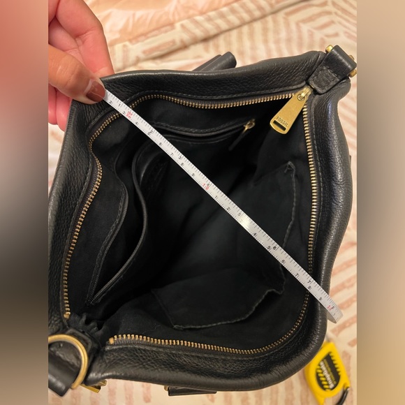 Fossil. Leather black shoulder bag with gold zipper extension detail. Black. - Picture 6 of 8